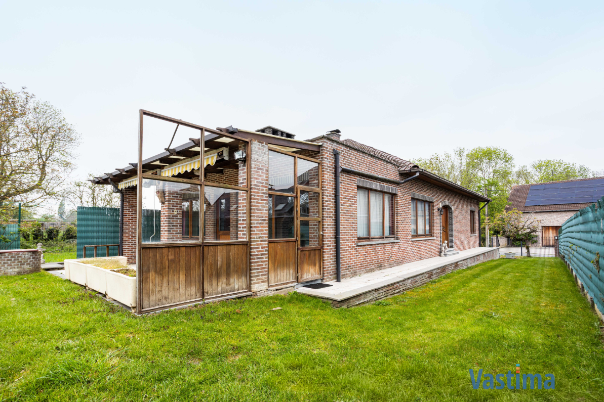 Immo Vastima - Huis Te koop Nieuwerkerken - Ruime halfopen bungalow met grote kelder, 3 slaapkamers en zonnige tuin